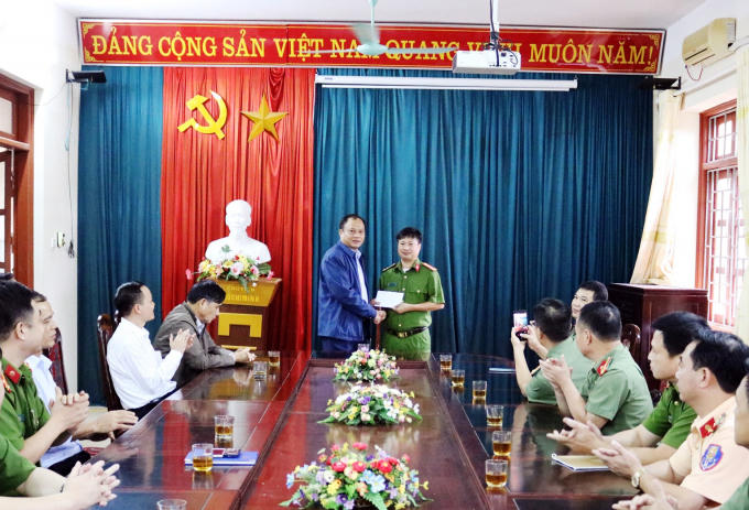 Ông Nguyễn Văn Du, Bí thư Tỉnh ủy Bắc Kạn đã kịp thời động viên và thưởng nóng cho Ban chuyên án.