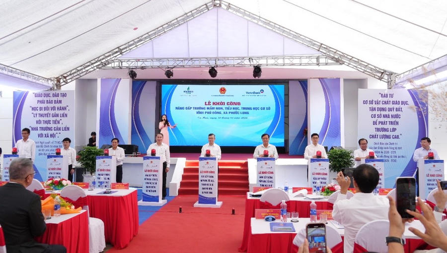 Các đại biểu thực hiện nghi thức khởi công dự án nâng cấp các trường học trên địa bàn xã Phước Long, đánh dấu bước chuyển quan trọng trong việc sử dụng hiệu quả trụ sở dôi dư sau sắp xếp đơn vị hành chính.