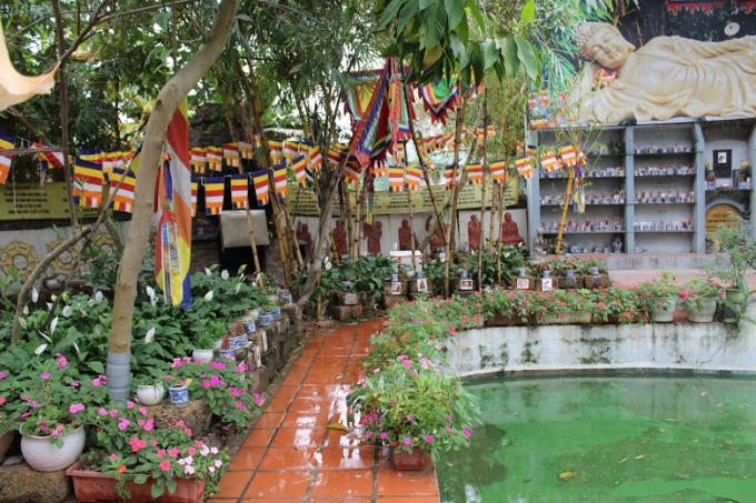 Những chiếc lư hương, di ảnh của thú cưng cũng được bày biện một cách gọn gàng, trang nghiêm trong khu vườn gần 2.000m3