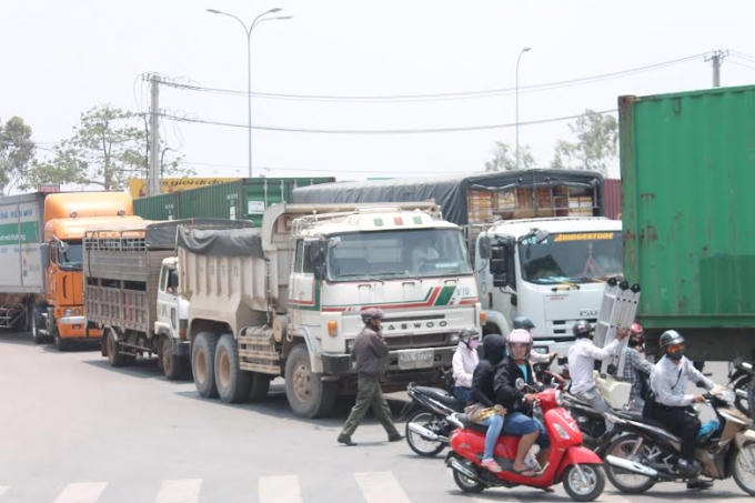 Giao thông qua khu vực trên bị ùn ứ nghiêm trọng.