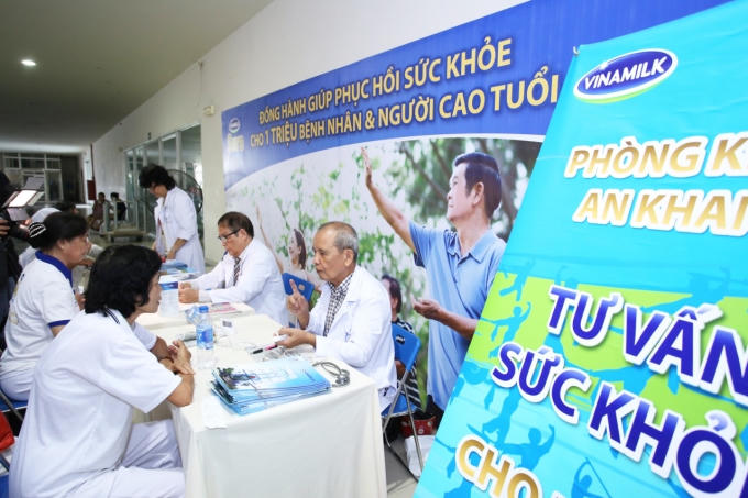 Các Bác sĩ Phòng Khám An Khang tư vấn sức khỏe và dinh dưỡng cho người cao tuổi.