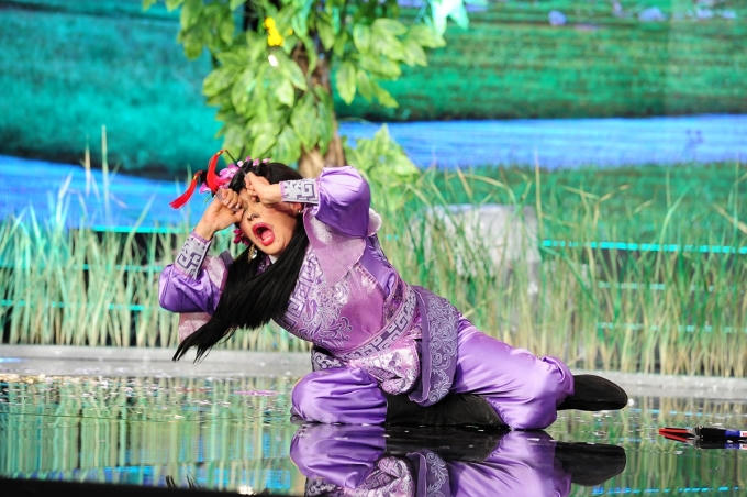 Hồng V&acirc;n h&eacute; lộ mất 20 triệu mỗi th&aacute;ng để