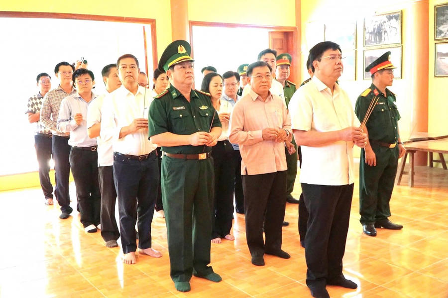 Bí thư Tỉnh ủy An Giang Nguyễn Tiến Hải cùng các ứng cử viên Đại biểu Quốc hội khóa XVI, nhiệm kỳ 2026-2031, đơn vị bầu cử số 1, đã đến dâng hoa, dâng hương tại Đền Thổ Châu