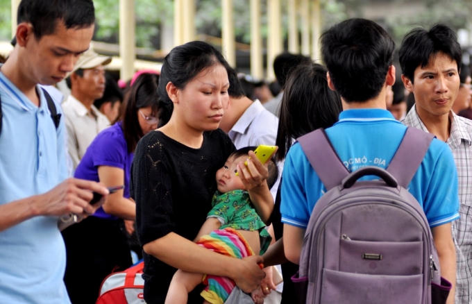 Năm nay, dịp nghỉ lễ Giỗ Tổ Hùng Vương (10/3 Âm lịch) trùng vào ngày thứ 7 nên người lao động được nghỉ bù vào ngày thứ 2, tổng cộng là 3 ngày nghỉ. Điều này cũng khiến cho nhu cầu tìm xe về quê tận hưởng kỳ nghỉ lễ cũng tăng đột biến. Tại bến xe Mỹ Đình, theo ghi nhận của PV, ngay từ lúc 14h chiều, nhiều người đã ùn ùn đổ về để chờ xe.