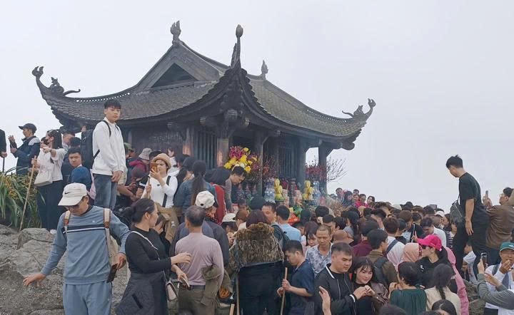 Du khách nô nức hành hương về chùa Đồng (Khu di tích danh thắng Yên Tử).