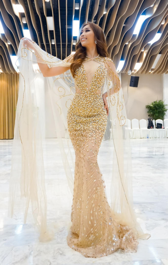 Stella Đào diện đầm ánh kim khoe vẻ gợi cảm tại Miss Globe 2018