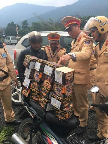 35 kg pháo được Nguyễn ĐÌnh Toàn ngụy trang trong bao tải chở rau mang ra Hà Tĩnh tiêu thụ.
