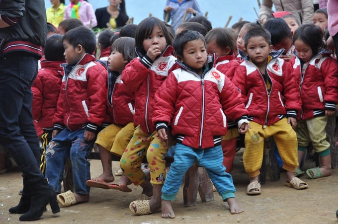 Những chiếc áo ấm sẽ giúp các em xua tan đi cái lạnh mùa Đông.