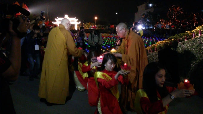 Hòa thượng Thích Quảng Tùng và Thượng tọa Thích Thanh Giác nhận ánh sáng từ bàn Phật. Nguồn ánh sáng này sẽ được truyền trao cho chư tôn thiền đức.