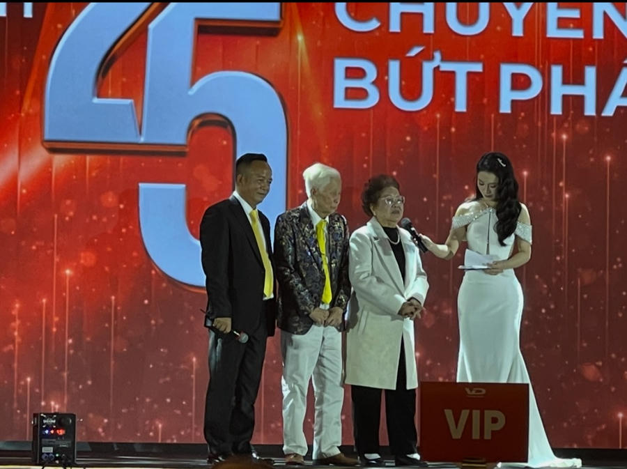 Ônh Đỗ Minh Đạo – Chủ tịch Vân Đạo Group bên những nhà sáng lập tập đoàn là bố mẹ mình