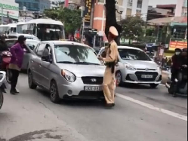 Chiếc xe ôtô vi phạm bị lực lượng CSGT kiểm tra.