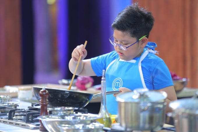 Quốc Huân tập trung làm việc.