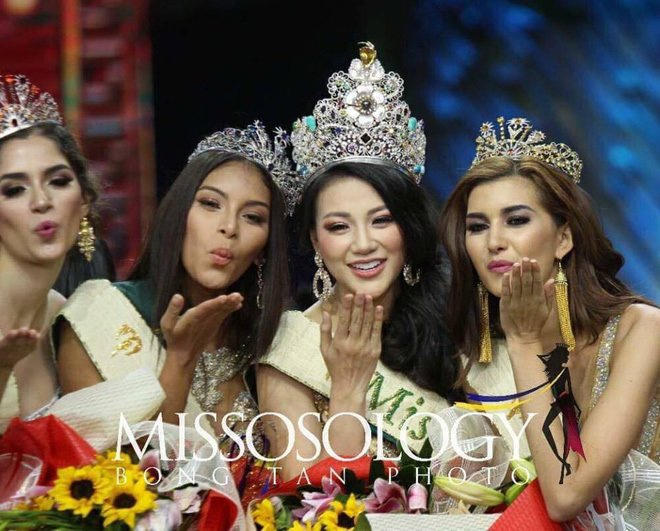 Trong đêm chung kết 3/11, Nguyễn Phương Khánh xuất sắc đăng quang Miss Earth 2018, nhận vương miện từ hoa hậu tiền nhiệm. Đây là lần đầu tiên Việt Nam có người đẹp đăng quang một trong sáu cuộc thi nhan sắc lớn và uy tín nhất thế giới.
