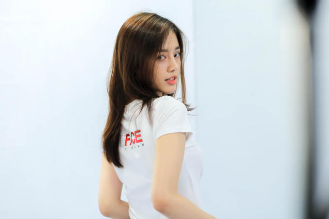Nụ cười hạnh phúc nhất của Khánh Linh là được chăm sóc thú cưng.