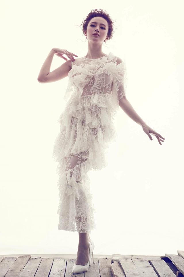 Angle Phương Trinh diện chiếc đầm ren xuyên thấu màu trắng trông vô cùng gợi cảm và quyến rũ.