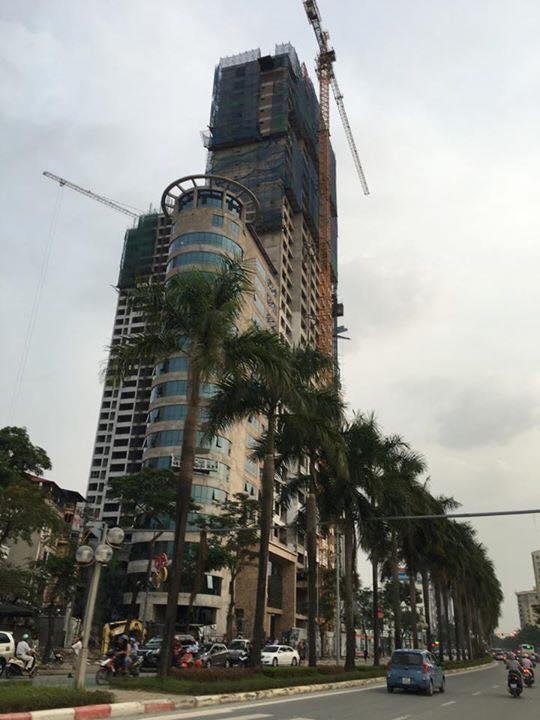 Công trình xây dựng này được cho là đã để rơi đoạn sắt trúng nóc ô tô 4 chỗ (Ảnh: Trần Trọng An).