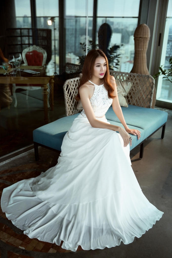 Ngược lại, chiếc váy gam màu trắng với chất liệu vải nhẹ nhàng phù hợp với vóc dáng nền nã của siêu mẫu. Hoa tai đá quý bản to là hai item thời thượng được Thanh Hằng chọn diện trong set đồ casual này.