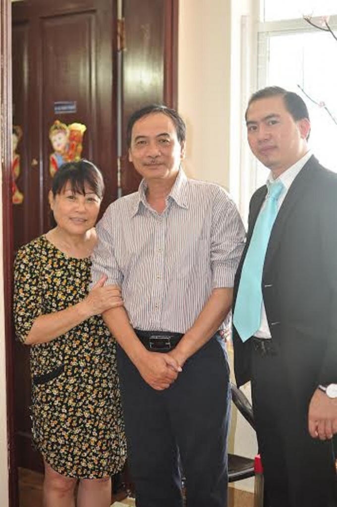 Luật sư Tú trong lần mừng nhà mới của gia đình vợ chồng ông Thọ - bà Loan.