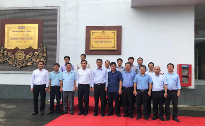 Các đại biểu tại Lễ gắn biển chào mừng 60 năm truyền thống ngành Xây dựng Việt Nam (29/4/1958-29/4/2018) cho Công trình Thủy điện Lai Châu.