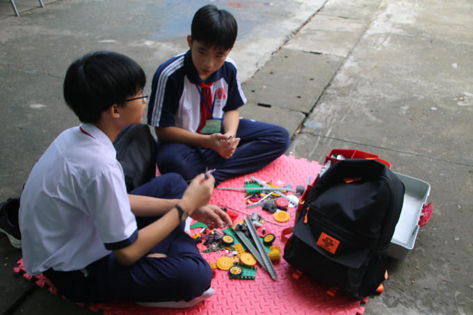 Các đội thi chuẩn bị lắp ráp thi đấu.