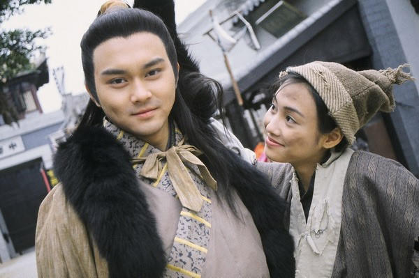 Trương Trí Lâm (Anh hùng xạ điêu - 1994): Trương Trí Lâm sinh năm 1971, xuất thân là ca sĩ trước khi lấn sân sang lĩnh vực diễn xuất. Vào thập niên 1990, anh được coi là mỹ nam hàng đầu nhờ gương mặt thư sinh, nụ cười tươi tắn và lúm đồng tiền duyên dáng. Tuy nhiên, khả năng diễn xuất của anh không quá nổi trội, không tại nhiều ấn tượng dù bắt đầu xuất hiện trên màn ảnh từ năm 1992. Vai Quách Tĩnh trong Anh hùng xạ điêu được đánh giá là điểm sáng giúp Trương Trí Lâm vụt sáng. Đây cũng là vai diễn nổi bật nhất trong 26 năm sự nghiệp của nam diễn viên TVB.