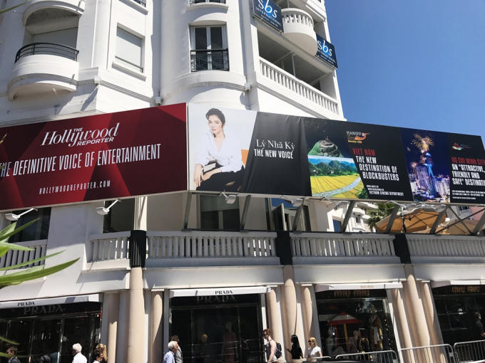 Hình ảnh Lý Nhã Kỳ trên panel tại Liên hoan phim (LHP) Cannes (Pháp) với dòng chữ là “Lý Nhã Kỳ - The new voice” đặt cạnh các panel quảng bá điện ảnh và du lịch TP. HCM .