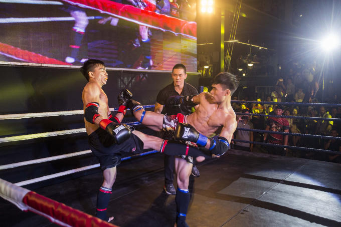 Các võ sĩ sớm hâm nóng nhà thi đấu bằng lối đánh nhiệt tình, máu lửa.