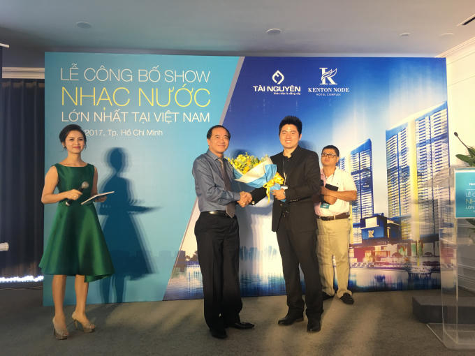 Ông Vũ Anh Tâm (bên trái) - Chủ tịch kiêm TGĐ Cty Tài Nguyên trao hoa cho đối tác.