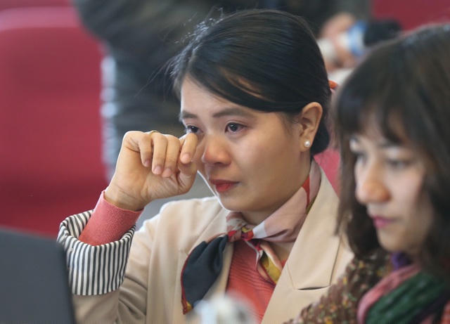 Nghiên cứu sinh Hồ Thị Thương ngậm ngùi rơi lệ khi nhắc tới thu nhập của nhà khoa học không đủ để chị giúp đỡ cha mẹ.