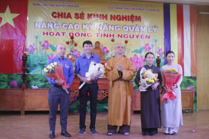 Thầy Thích Thanh Hưng - Phó ban Hướng dẫn phật tử Trung ương tặng hoa cho các trưởng ban, phật tử tại buổi tập huấn. Hội nghị sẽ kết thúc vào 16h00 cùng ngày.