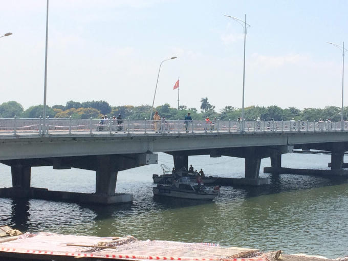 Lực lượng chức năng đang tìm kiếm tung tích người đan ông và cháu bé.