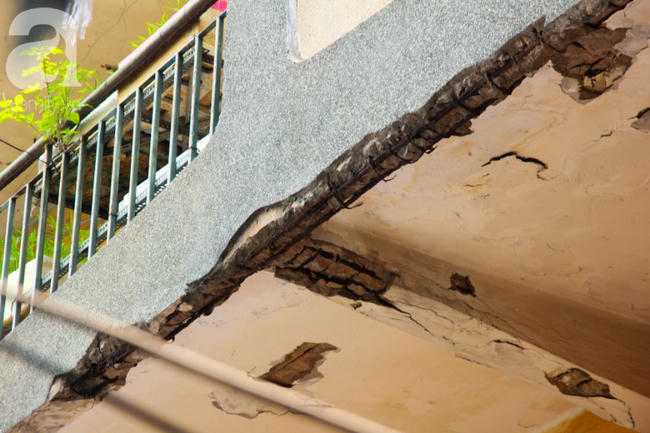 Các mảng tường, trần nhà bong tróc từng mảng lớn.