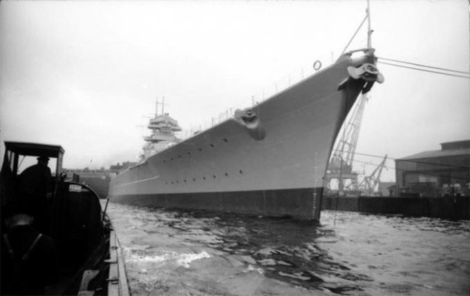 Bismarck neo ở cảng Hamburg