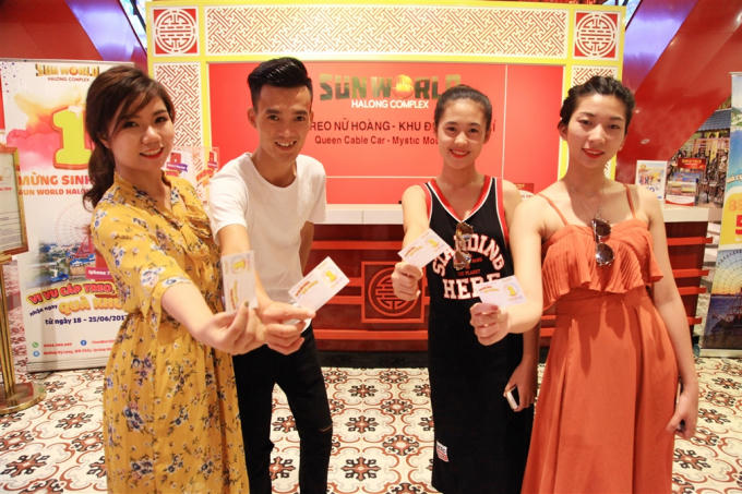 Triệu triệu niềm vui đang chờ đón bạn trong tháng sinh nhật này. Khi mọi du khách tới đây đều có cơ hội được bốc thăm với giải thưởng là chiếc điện thoai Iphone 7plus thời thượng màu đỏ hoặc sở hữu combo vé vui chơi tại cả ba công viên (Sun World Halong Complex, công viên chủ đề Dragon Park và công viên nước Typhoon Water Park),  thời hạn sử dụng đến  hết tháng 12/2017.
