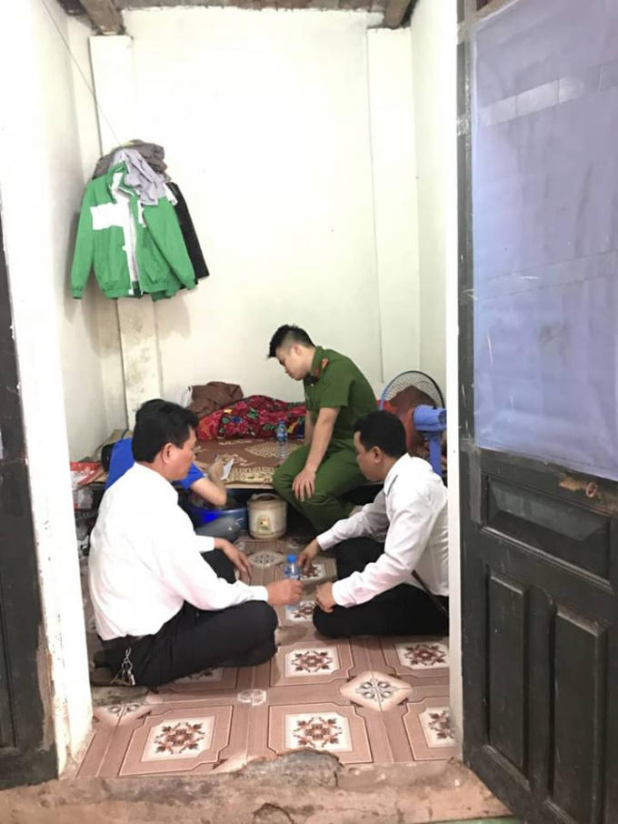 Đại diện cơ quan công an và lực lượng chức năng đến phòng trọ của tài xế Điềm để lấy lời khai