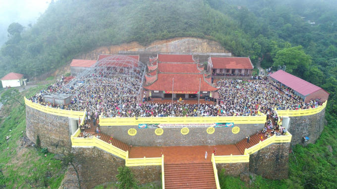 Chùa - am Ngọa Vân thu hút nhiều Phật tử tới dâng hương và chiêm bái Phật hoàng Trần Nhân Tông.