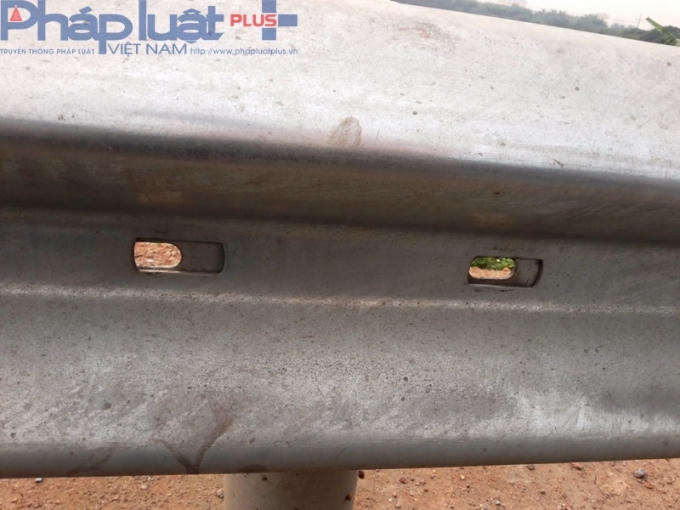 Cột trụ này còn mất sạch đinh ốc.