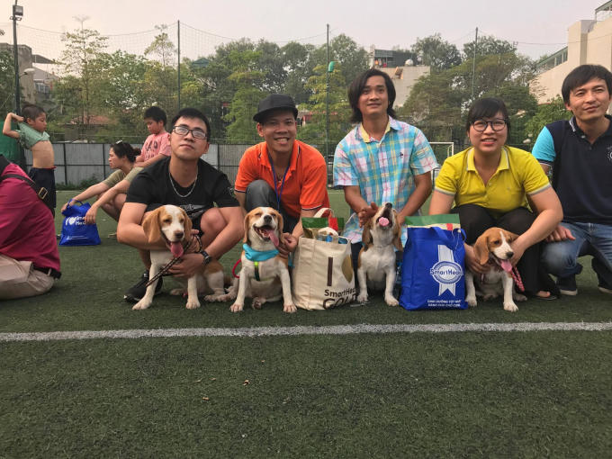 Các bạn trẻ chụp lưu niệm với cún cưng