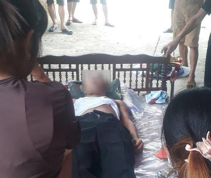 Nạn nhân được gia đình đưa về lo hậu sự.