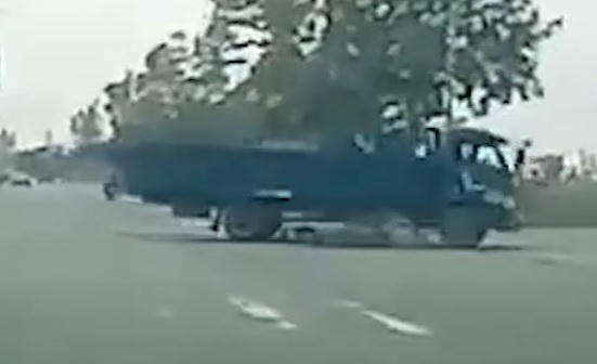 Người đàn ông không hiểu vì lý do gì cố lao về phía trước và đâm thẳng vào xe tải.