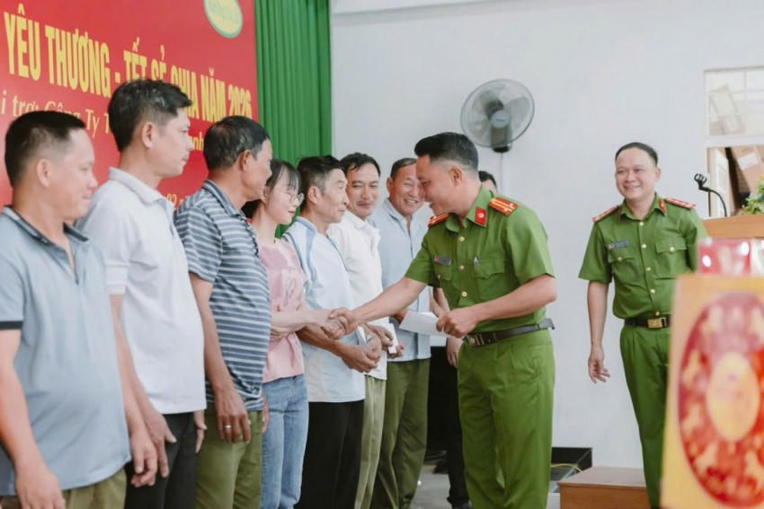 Lãnh đạo Công an phường Long Hưng trao quà tết cho các gia đình có hoàn cảnh khó khăn.