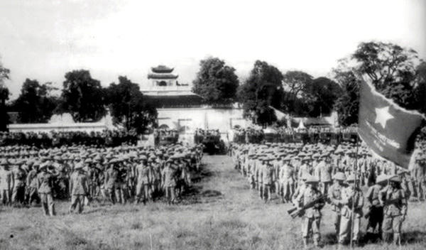 1954: Sau khi tiếp quản Thủ đô, đoàn quân giải phóng đã tiến hành buổi chào cờ đầu tiên. Trong sân vận động Manzin (sân Cột Cờ), các đơn vị tham dự lễ chào cờ tập hợp thành khối vuông nghiêm chỉnh. Hàng đầu là đội hình bộ binh gồm Trung đoàn Thủ đô, đại diện các đơn vị Đại đoàn 308 và Trung đoàn 57 Đại đoàn 304.