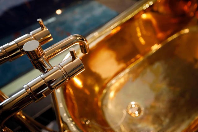 Nội thất trong phòng tắm. (Ảnh: Luong Thai Linh / EPA)