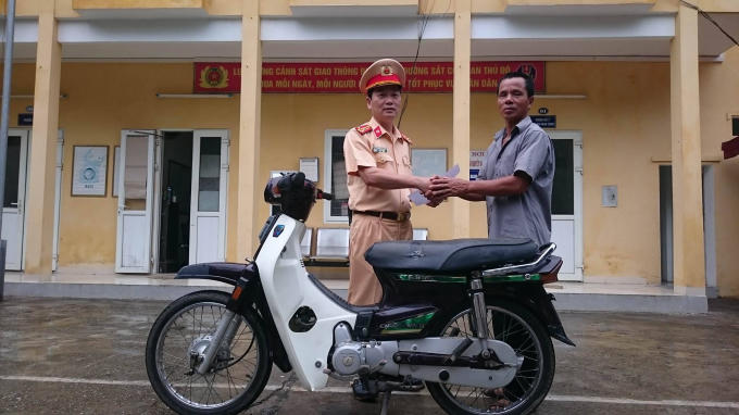 Đội CSGT số 5 - Công an TP Hà Nội trao trả lại chiếc xe máy cho người bị mất sau 10 năm.
