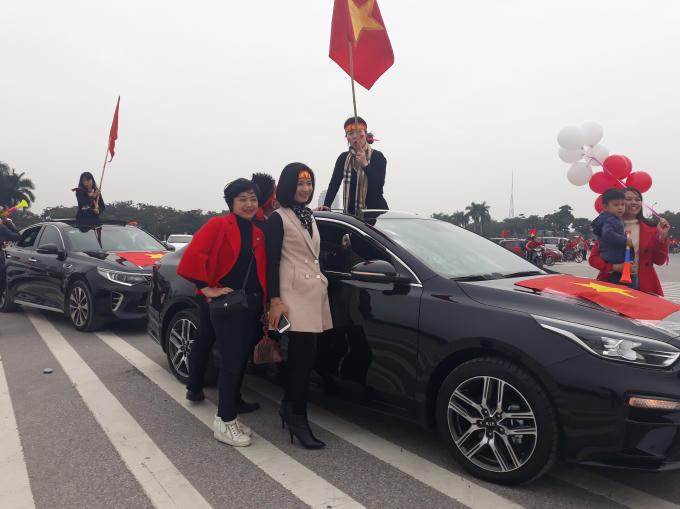 Các CCĐV tranh thủ chụp ảnh trước khi trận đấu diễn ra.