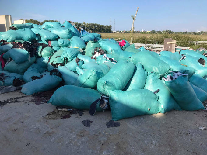 Vải vụn, phế phẩm được tập kết bừa bãi trước khu nhà xưởng.