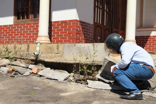 Tình trạng sụt lún đất bất thường khiến người dân lo lắng.