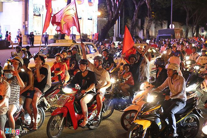 Người Việt Nam khắp nơi đổ ra đường hò reo mừng chiến thắng
