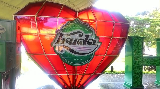 Logo của một doanh nghiệp "choáng" hết chữ "Yêu" được cách điệu bằng trái tim màu đỏ.