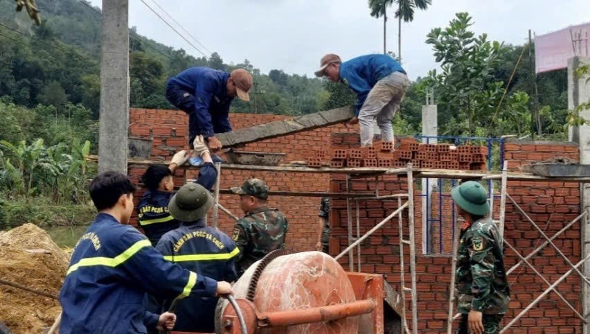 Chiến dịch Quang Trung thần tốc đã xây mới hàng trăm ngôi nhà cho người dân vùng bị ảnh hưởng bởi bão lũ. Ảnh: T.H